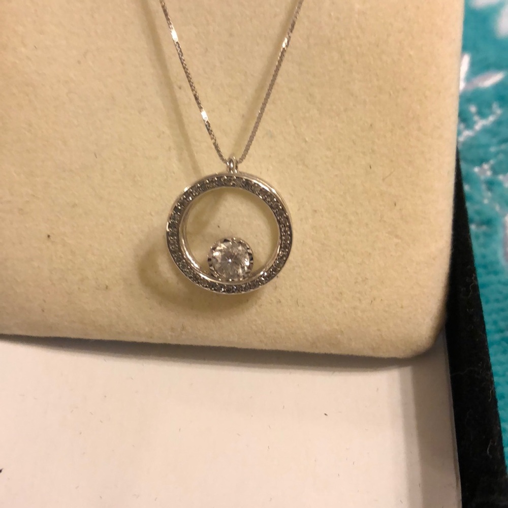 Lovely circle diamond necklace